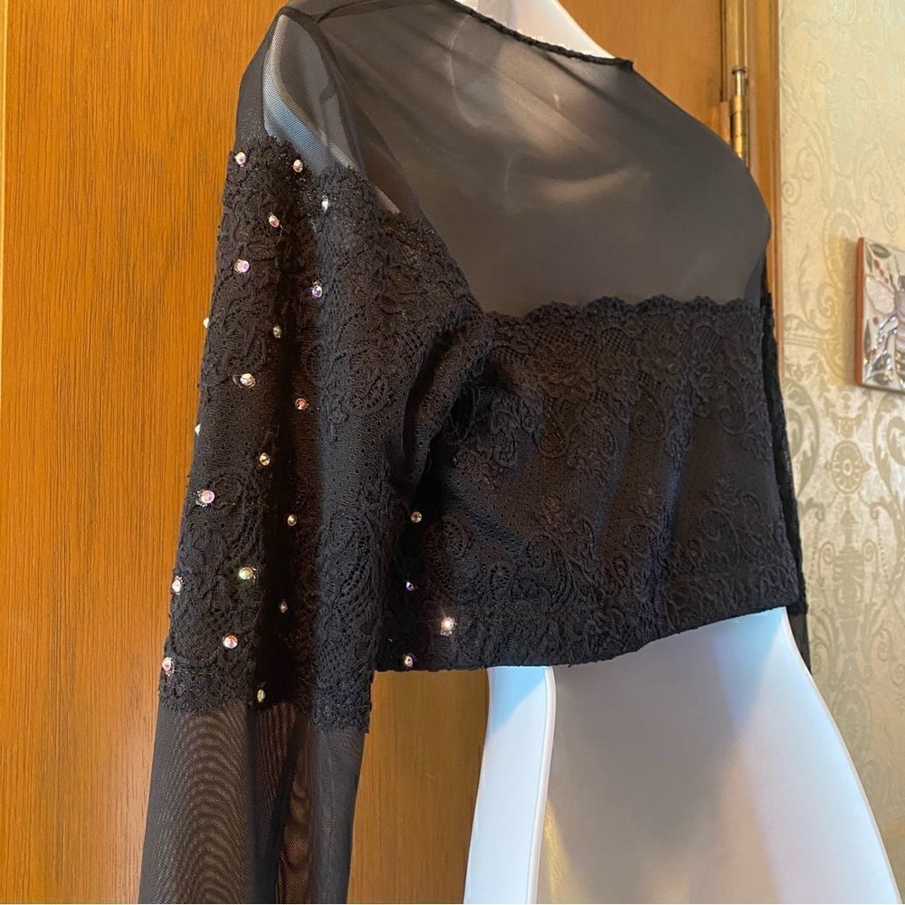✨ Lightweight Long sleeve crop top with lace and rhinestone details. Size Large - Picture 4 of 14
